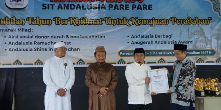 Tasming Hamid menerima Andalusia Award pada Milad ke-9 SIT Andalusia Parepare