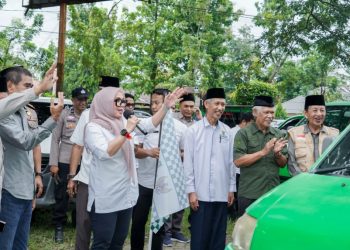 Bupati Barru Andi Ina Kartikasari menyerahkan paket bantuan Ramadan Baznas kepada masyarakat