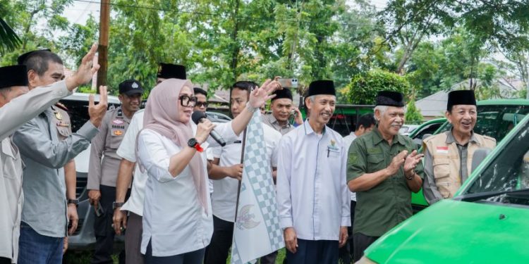 Bupati Barru Andi Ina Kartikasari menyerahkan paket bantuan Ramadan Baznas kepada masyarakat