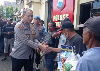 Kapolres Parepare menyerahkan zakat fitrah kepada warga