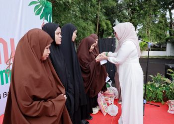 Bupati Barru menyerahkan santunan kepada anak panti asuhan saat buka puasa bersama