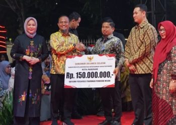 Wali Kota Parepare menerima apresiasi dari Gubernur Sulsel