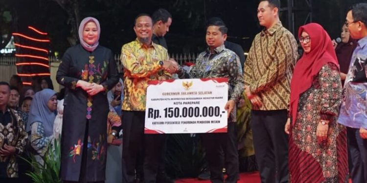 Wali Kota Parepare menerima apresiasi dari Gubernur Sulsel