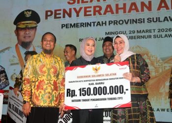 Bupati Barru menerima penghargaan dari Gubernur Sulsel