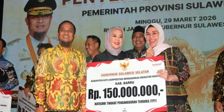 Bupati Barru menerima penghargaan dari Gubernur Sulsel