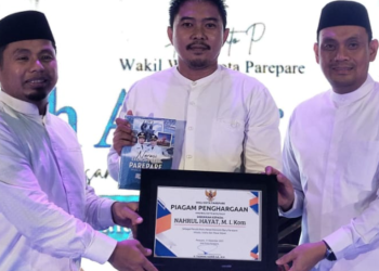 Tasming Hamid Anugerahkan Penghargaan Penulis Inspiratif kepada Nahrul Hayat