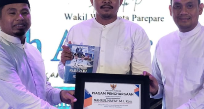 Tasming Hamid Anugerahkan Penghargaan Penulis Inspiratif kepada Nahrul Hayat