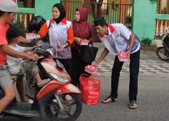 Pengurus PSI Parepare membagikan takjil kepada masyarakat di bulan Ramadan
