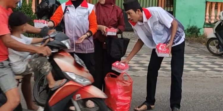 Pengurus PSI Parepare membagikan takjil kepada masyarakat di bulan Ramadan