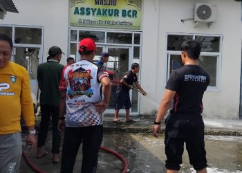 Petugas Damkar Parepare membersihkan Masjid Assyakur di Perumahan BCR menjelang Ramadan