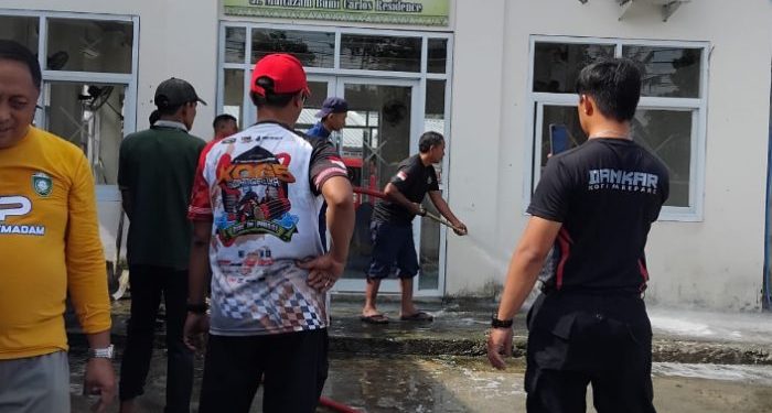 Petugas Damkar Parepare membersihkan Masjid Assyakur di Perumahan BCR menjelang Ramadan