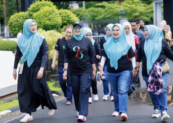 Bupati Barru Andi Ina Kartika Sari ikut jalan sehat reuni alumni 1993 Makassar