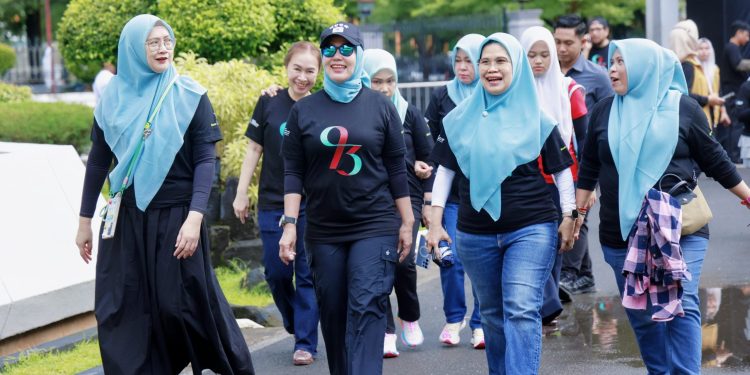 Bupati Barru Andi Ina Kartika Sari ikut jalan sehat reuni alumni 1993 Makassar
