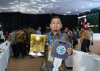 Tasming Hamid menerima penghargaan Sertifikat Menuju Kota Bersih 2025 dari Kementerian Lingkungan Hidup