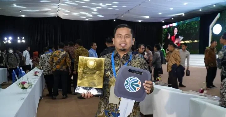 Tasming Hamid menerima penghargaan Sertifikat Menuju Kota Bersih 2025 dari Kementerian Lingkungan Hidup