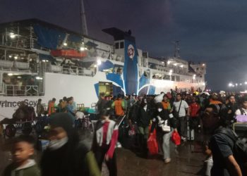 Penumpang kapal memadati Pelabuhan Nusantara Parepare saat arus mudik Lebaran 2026