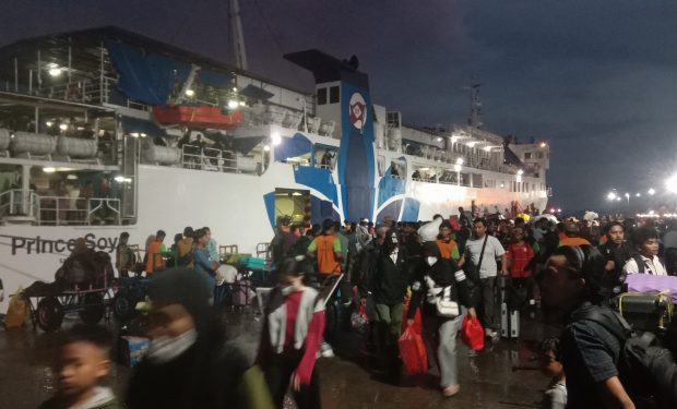 Penumpang kapal memadati Pelabuhan Nusantara Parepare saat arus mudik Lebaran 2026