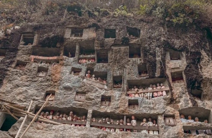 Kuburan Tebing Lemo dan Tau-Tau