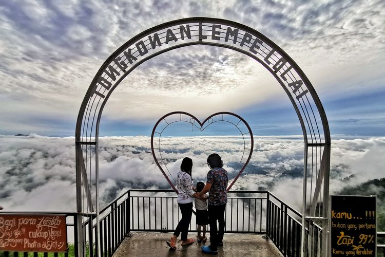 Puncak Lolai, Negeri di Atas Awan