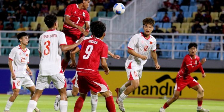 Pemain Timnas Indonesia U17 melawan Vietnam di Piala AFF U17 2026
