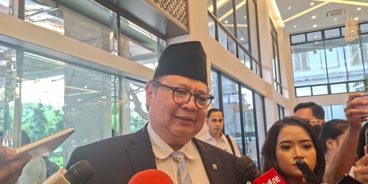 Airlangga Hartarto rapat satgas ekonomi bahas harga plastik