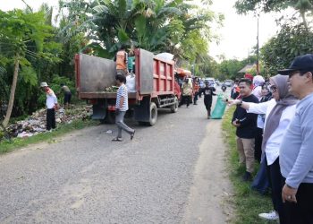 Bupati Barru meninjau sungai penuh sampah di Tanete Rilau