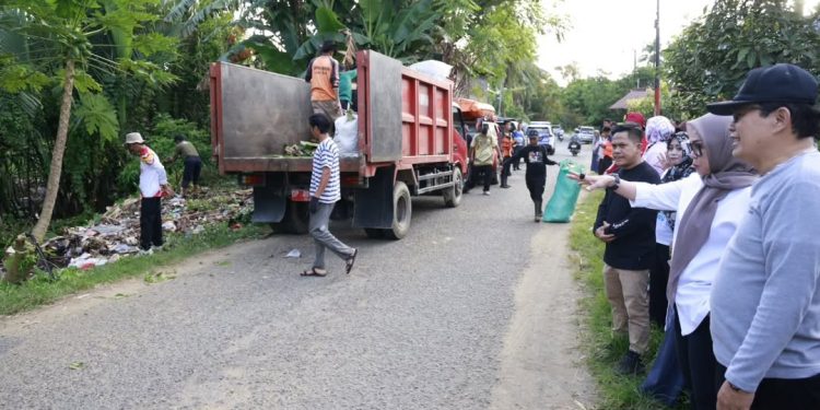 Bupati Barru meninjau sungai penuh sampah di Tanete Rilau