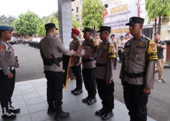 Upacara reward and punishment Polres Parepare di halaman Mapolres