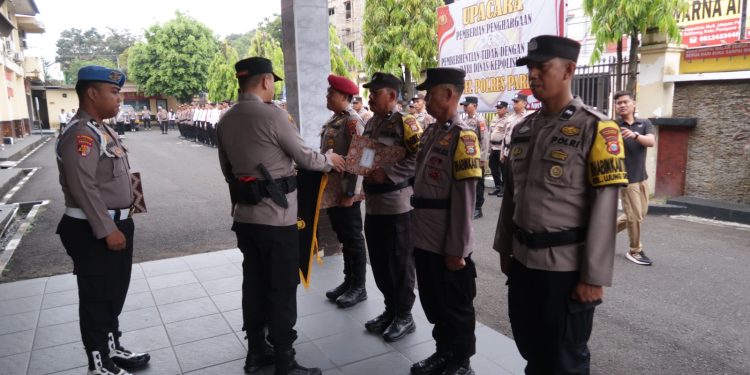 Upacara reward and punishment Polres Parepare di halaman Mapolres