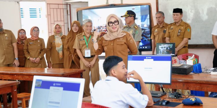 Bupati Barru pantau ujian sekolah di SMP Negeri Barru