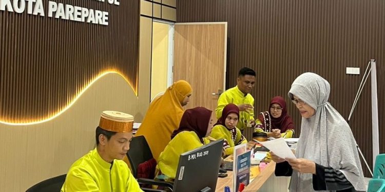 Tenaga kesehatan Puskesmas Lumpue mengenakan busana adat saat melayani pasien