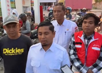 Antrean kendaraan di SPBU Soreang Parepare akibat lonjakan permintaan BBM