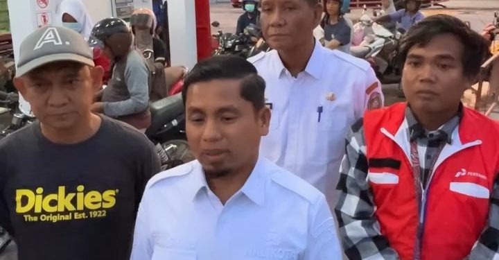 Antrean kendaraan di SPBU Soreang Parepare akibat lonjakan permintaan BBM