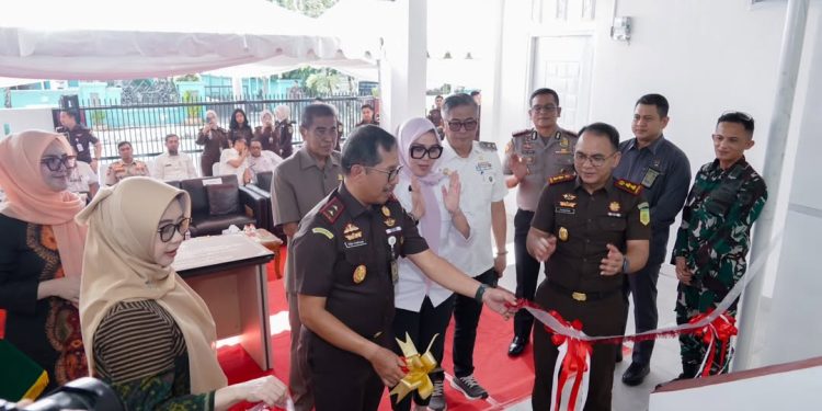 Peresmian asrama Kejari Barru oleh Kajati Sulsel di kompleks kantor Kejari Barru