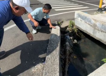 Pembersihan drainase di Jalan Andi Cammi Parepare oleh petugas