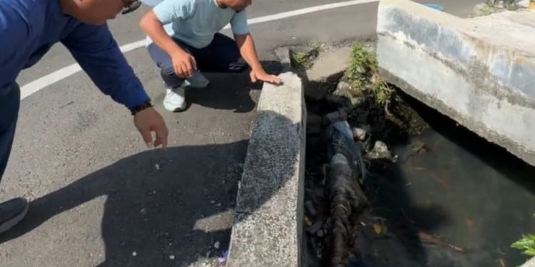 Pembersihan drainase di Jalan Andi Cammi Parepare oleh petugas