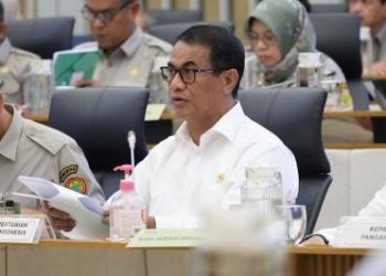 Mentan Amran Sulaiman saat rapat kerja membahas gula rafinasi impor di DPR RI