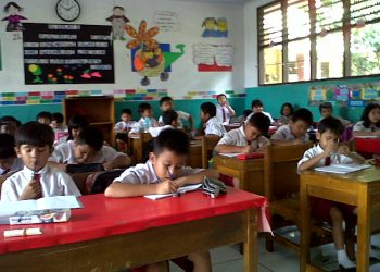 guru mengajar di kelas pembelajaran tatap muka indonesia