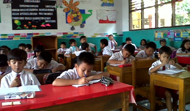 guru mengajar di kelas pembelajaran tatap muka indonesia