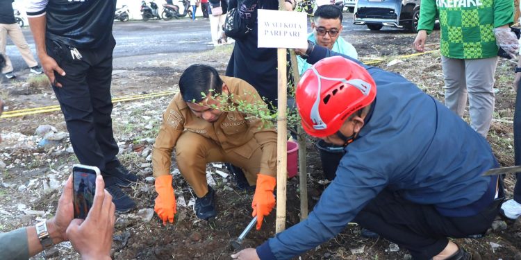Wali Kota Parepare Tasming Hamid menghadiri kegiatan Indonesia ASRI di kawasan pesisir Soreang