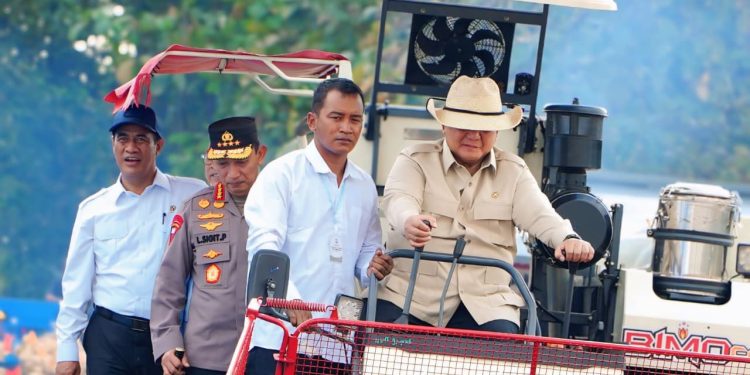 Presiden Prabowo Subianto menghadiri panen raya jagung di Tuban Jawa Timur