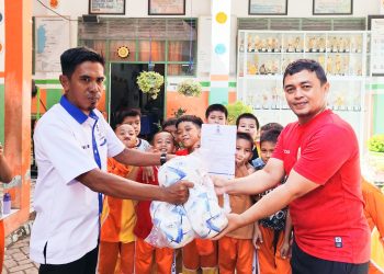 Penyerahan bantuan bola sepak PSSI kepada UPTD SDN 47 Parepare