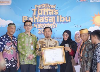 Tasming Hamid menerima penghargaan nasional revitalisasi bahasa daerah di FTBIN 2026