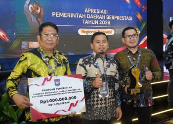 Wali Kota Parepare Tasming Hamid menerima penghargaan penurunan pengangguran dari Kemendagri di Kendari