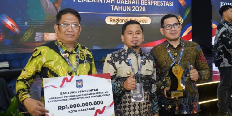 Wali Kota Parepare Tasming Hamid menerima penghargaan penurunan pengangguran dari Kemendagri di Kendari