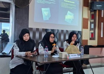 Petugas Imigrasi Parepare menjelaskan layanan paspor sehari jadi kepada jurnalis