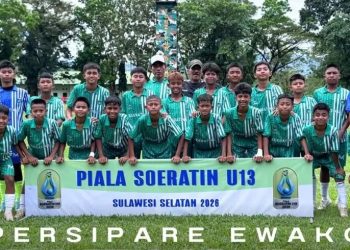 Pemain Persipare U-13 merayakan kemenangan usai memastikan lolos ke babak 16 besar sebagai juara Grup A.