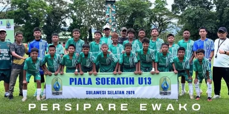 Pemain Persipare U-13 merayakan kemenangan usai memastikan lolos ke babak 16 besar sebagai juara Grup A.