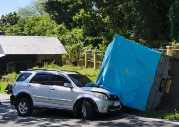 Truk pengangkut beras terguling di Jalan Wisata Jompie Parepare