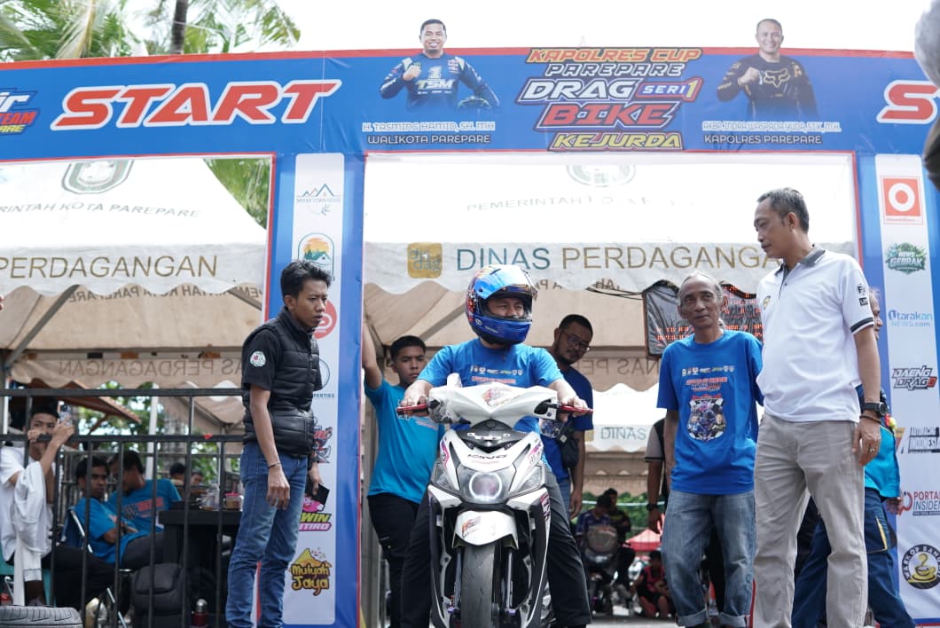 Wali Kota Parepare Tasming Hamid mencoba lintasan Sirkuit Pantai Mattirotasi usai membuka Kejurda Drag Bike Kapolres Cup 2026